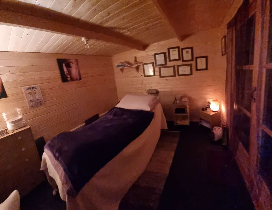 Tiger Corbetti Log Cabin, interior, bedroon, guest room, massage table