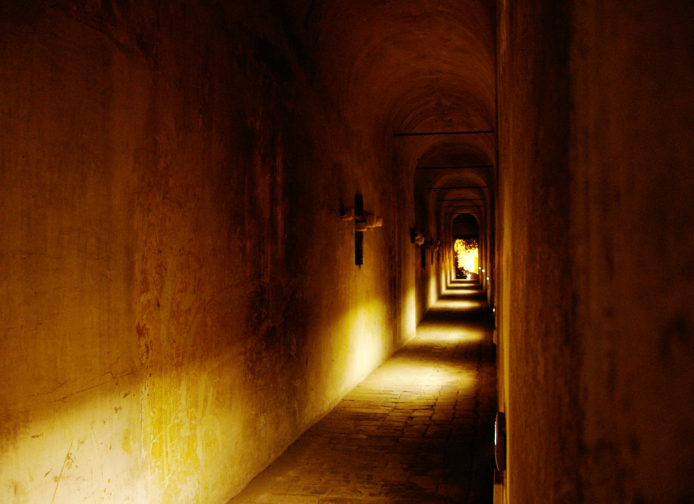 Rome_passetto_night_inside