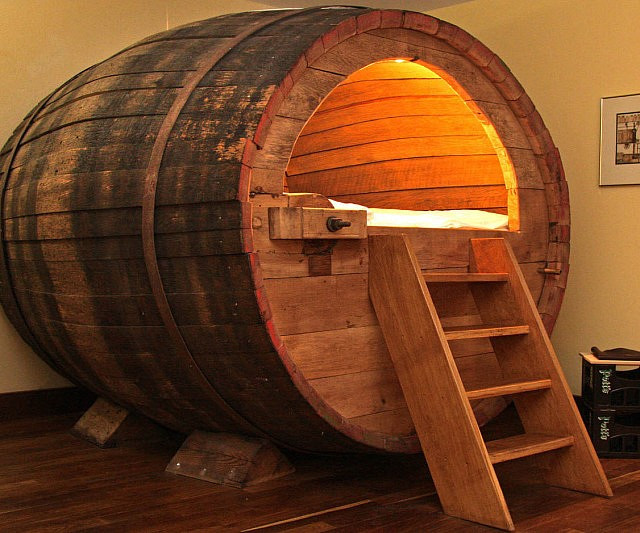 beer-barrel-bed1-640x533
